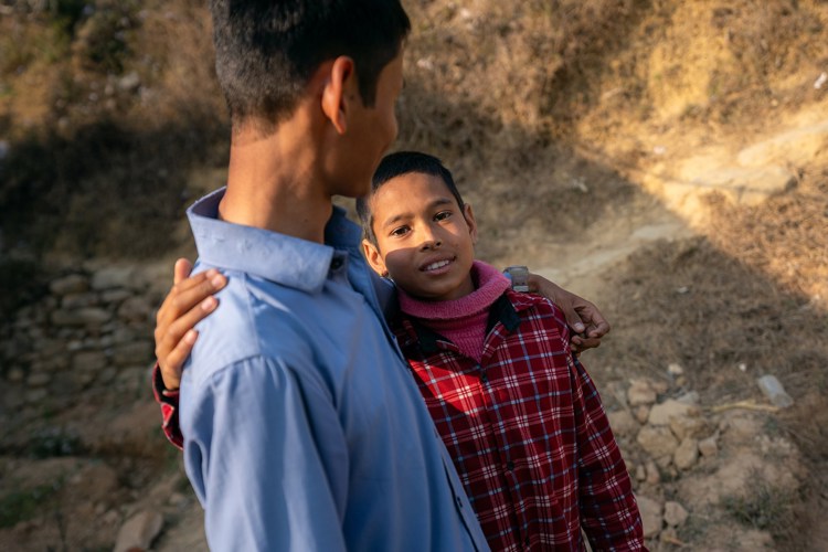 To unge gutter holder rundt hverandre.