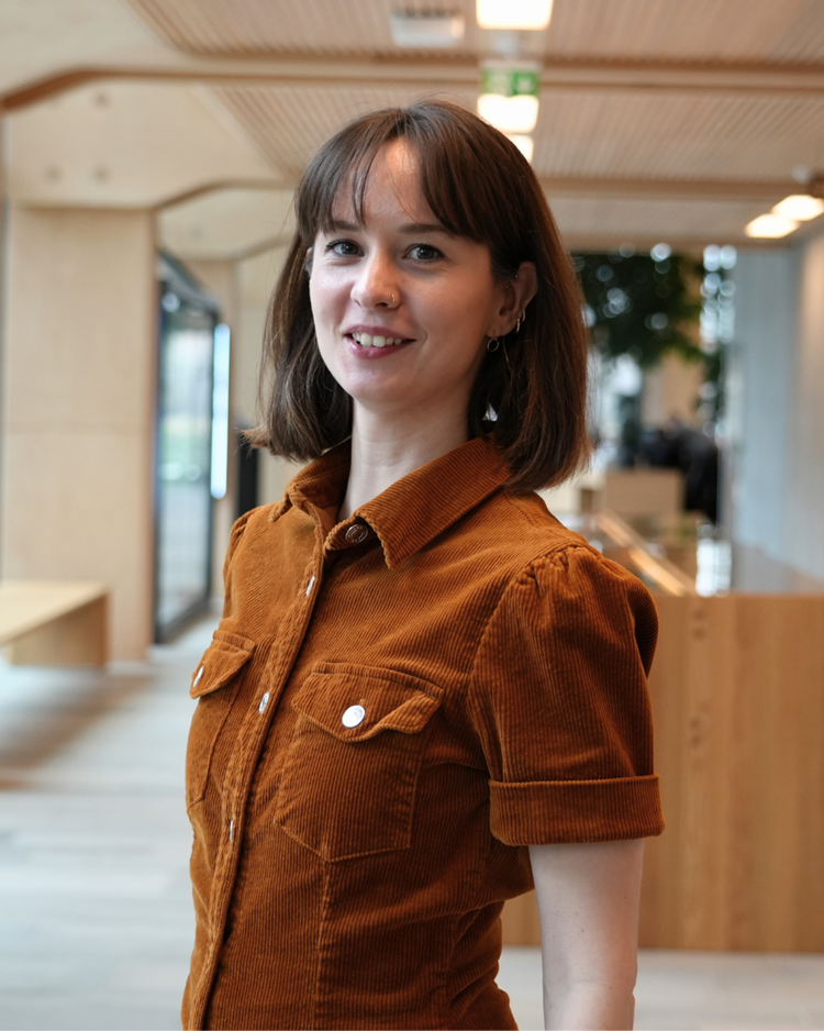 Mari Løvås i SpareBank 1 Sør-Norge. Smilende i oransj overdel.