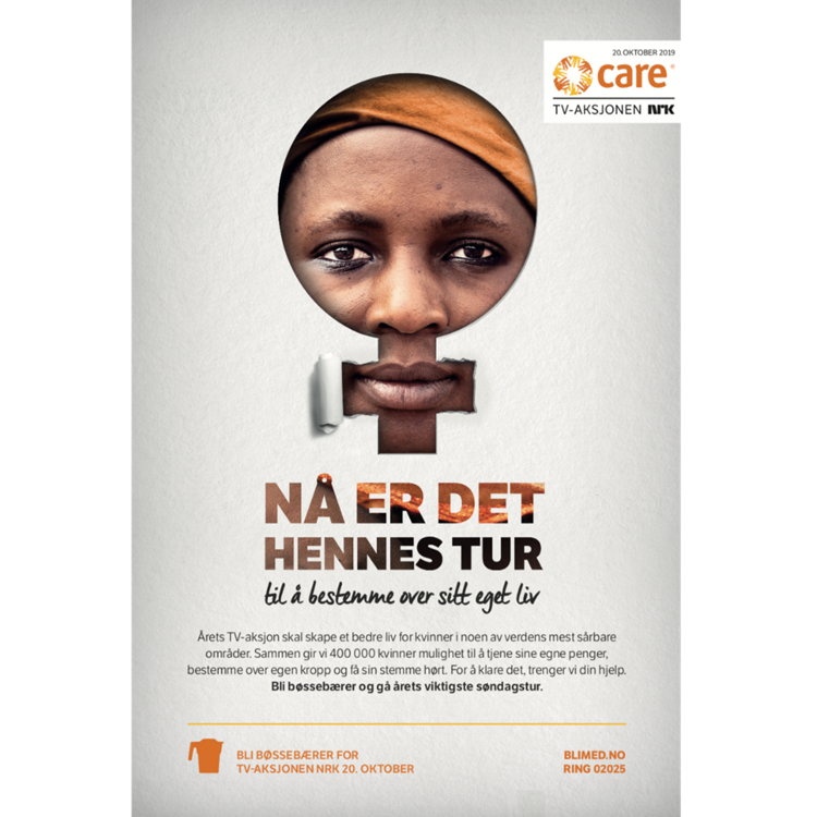 TV-aksjonen 2019 sin kampanjeplakat. Kvinnelig kjønnssymbol, med ansiktet til en kvinne bak, og teksten "Nå er det hennes tur til å bestemme over eget liv". 