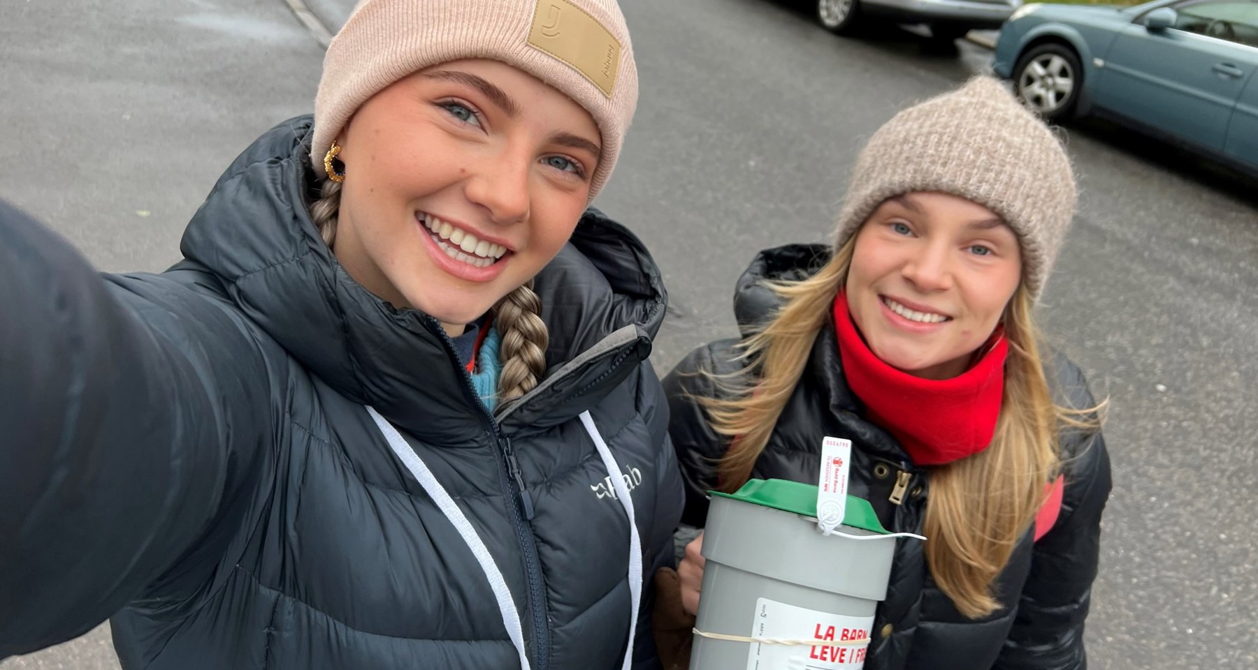 To unge kvinner med bøsse i hånden