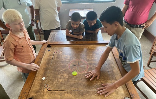 Barn i Nepal spiller på et stort spillbrett. 