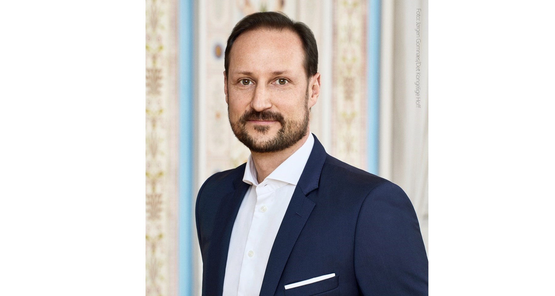 Kronsprins Håkon. Mann med mørkt hår og skjegg, i dress.