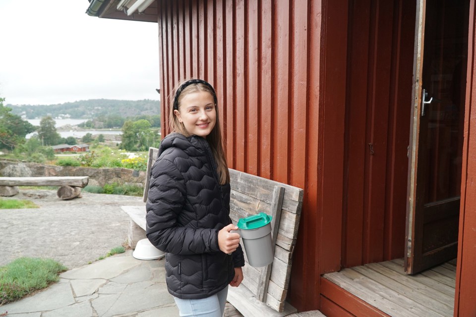 Ung jente i svart jakke med bøsse i hånda.