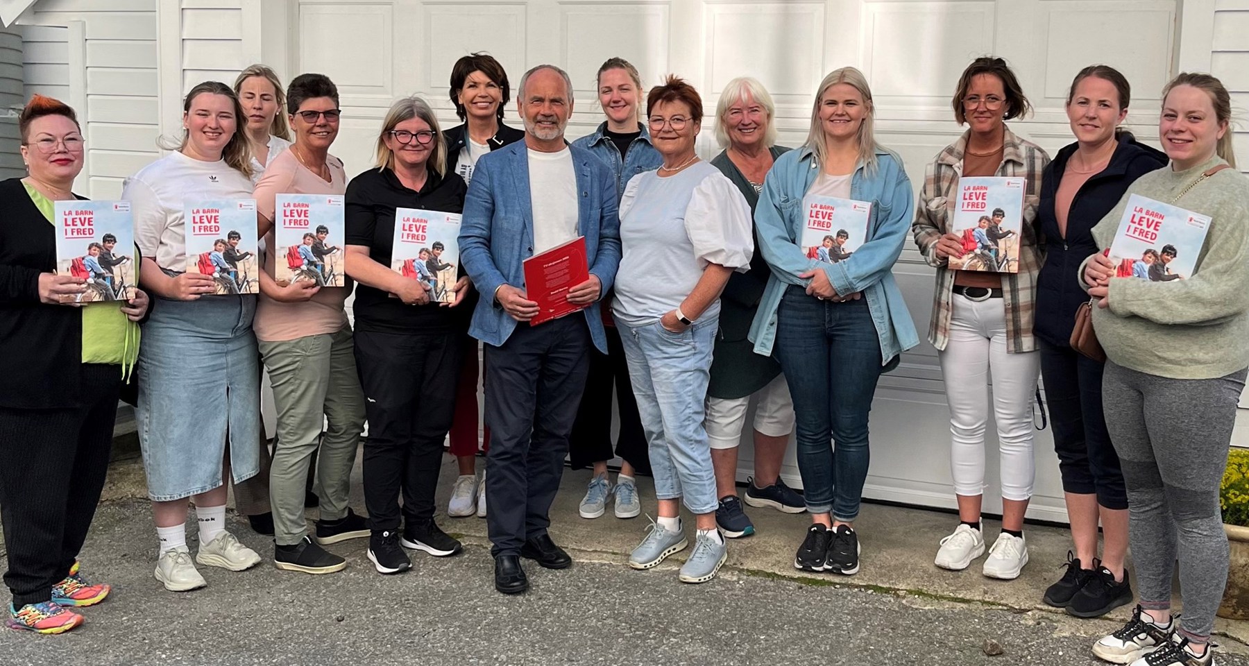 En gruppe mennesker fra kommunekomiteen i Hå. De holder TV-aksjonsbrosjyrer i hendene.