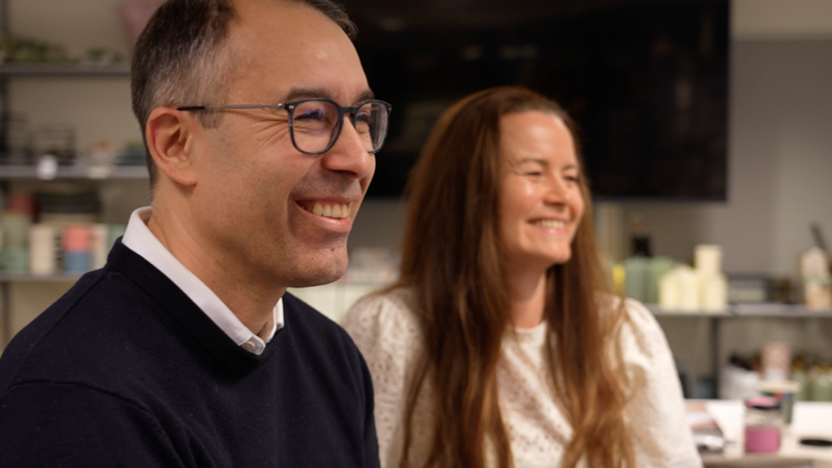 Kai Guldbrandsen, direktør i Princess group med kvinne i bakgrunn