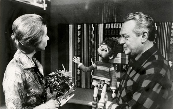 Svarthvitt bilde av TV-aksjonen i 1978, med en kvinne og Rolf Kirkevaag med dukken Titten Tei