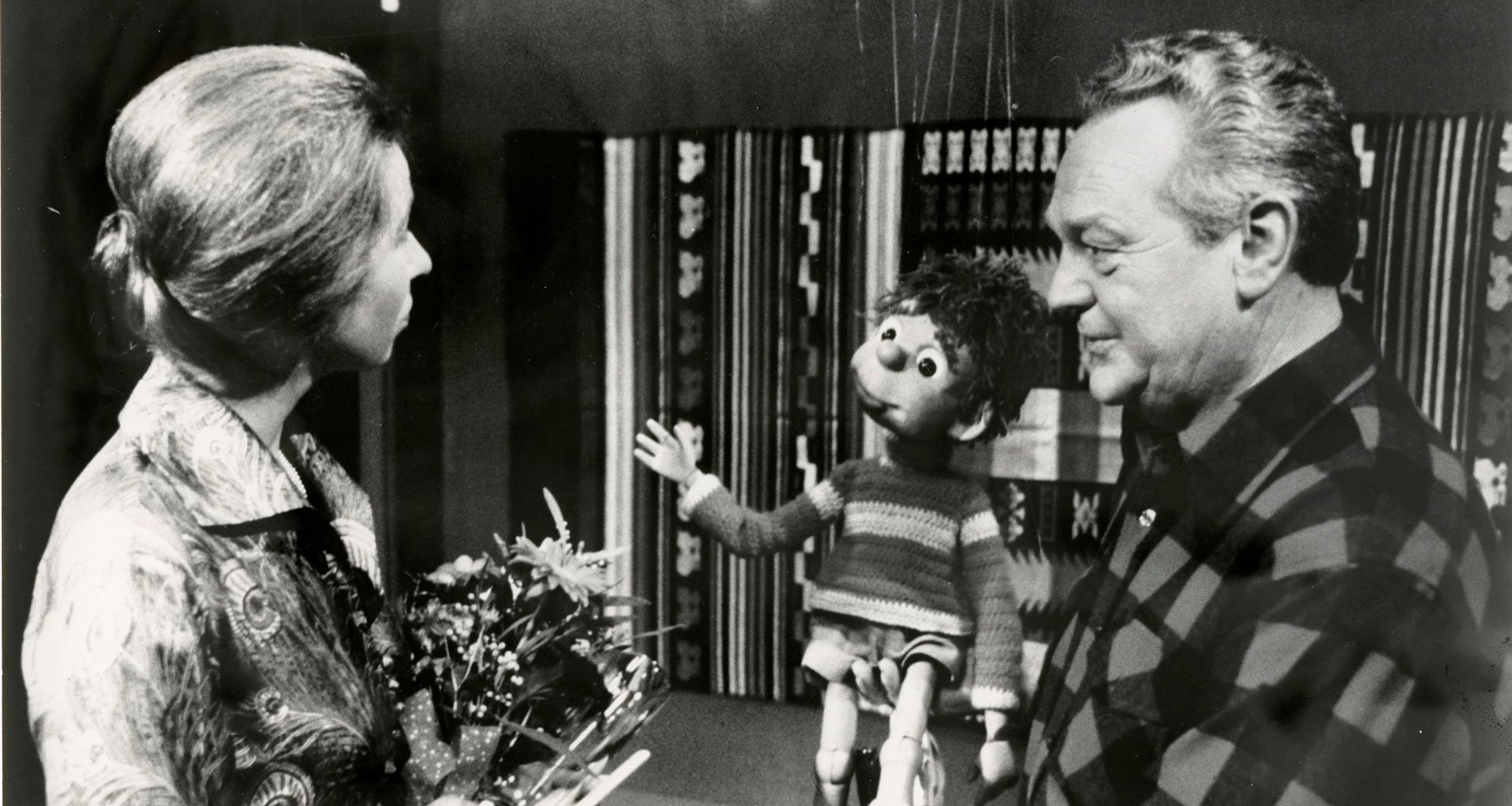 Svarthvitt bilde av TV-aksjonen i 1978, med en kvinne og Rolf Kirkevaag med dukken Titten Tei