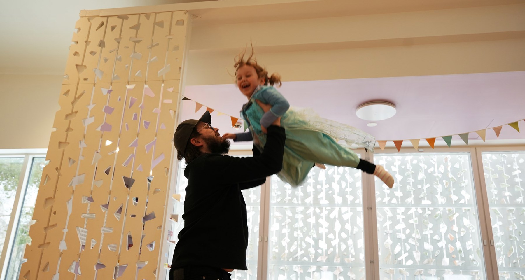 Far leker med datter i prinsessekjole, som kastes opp i lufta